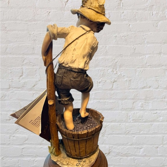 Giuseppe Armani Porcelain Figurine Boy Stomping Grapes Signed - Picture 5 of 6